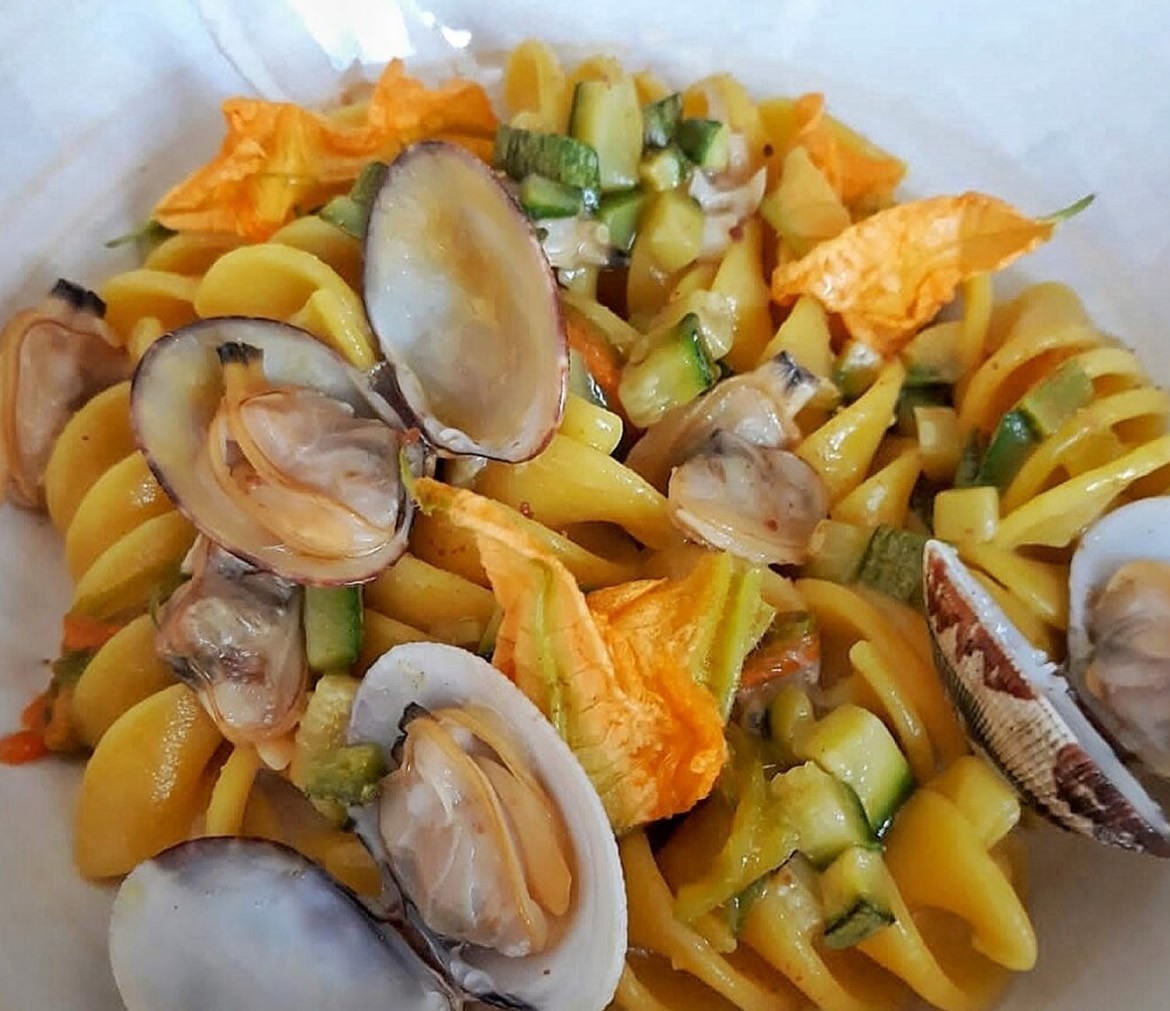 Fusilloni allo zafferano con vongole e fiori di zucca